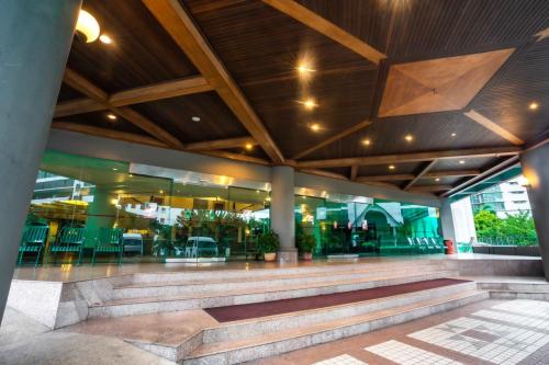Lobby-Entrance 2 Low