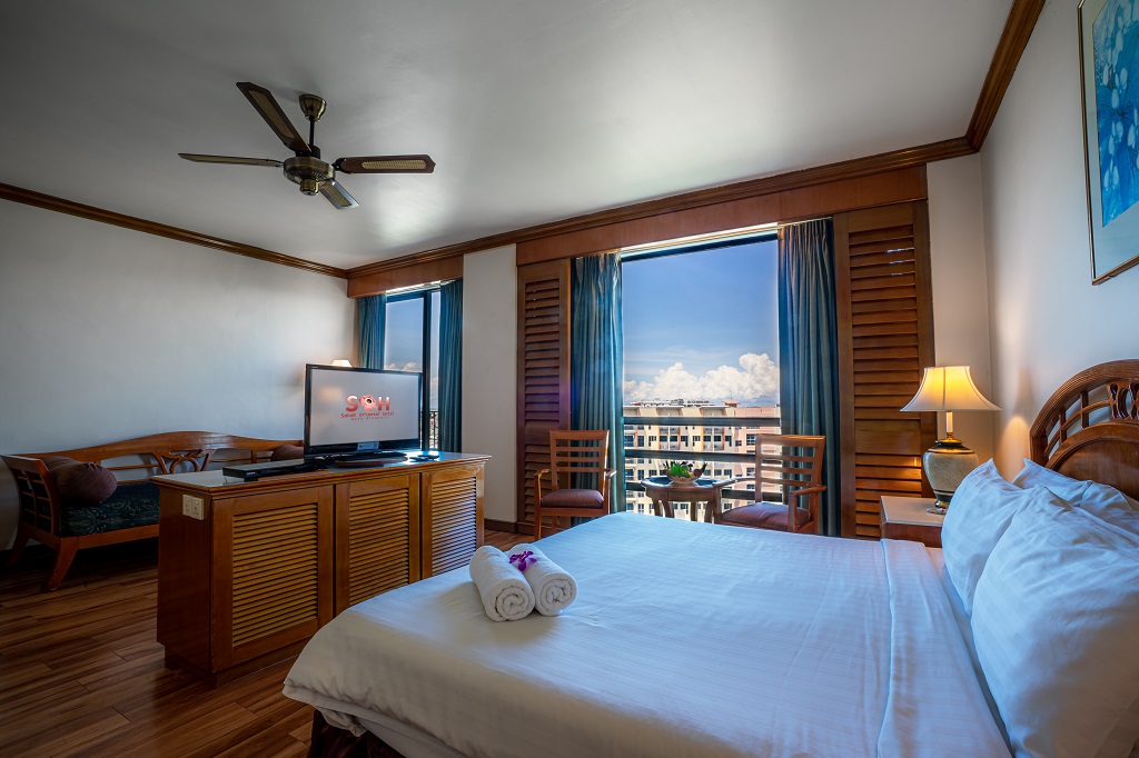 Rooms & Suites